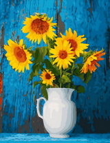 Подсолнухи в белом кувшине